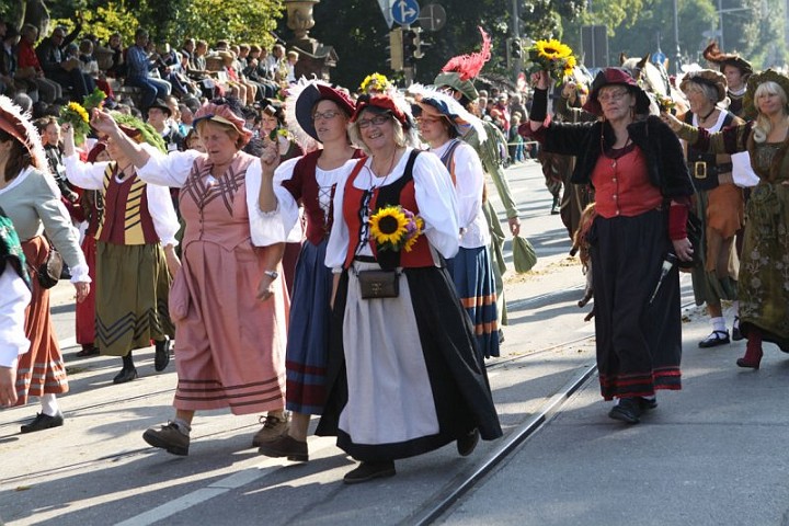 Beate mit Gesöllinnen